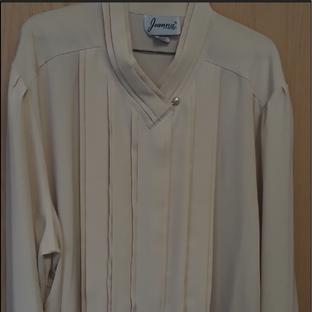 Beautiful Classy Blouse. - Picture 2 of 2